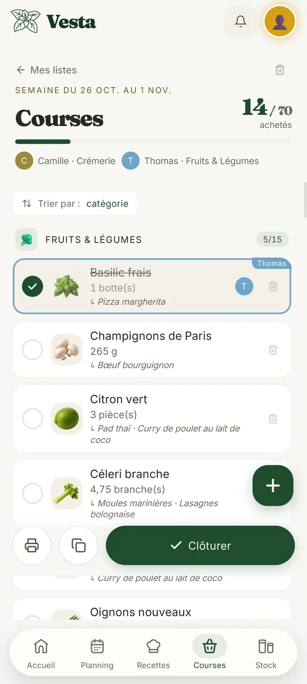 La liste de courses partagée de Vesta : Camille est à la crémerie, Thomas aux fruits et légumes, et le basilic qu’il vient de cocher est signalé à son nom.
