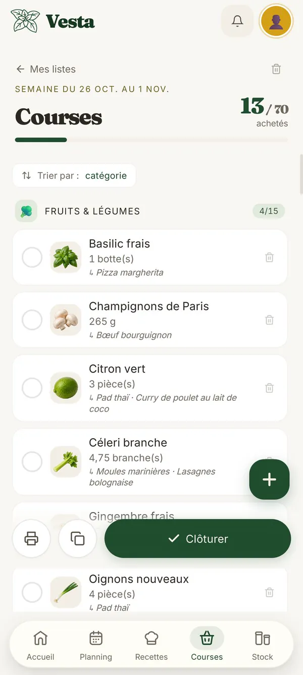 La liste de courses de Vesta pour la semaine du 26 octobre, rangée par rayon : chaque article avec sa quantité et la recette d’où il vient.